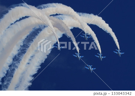 ブルーインパルスのアクロバット飛行　フェニックスループ 133043342