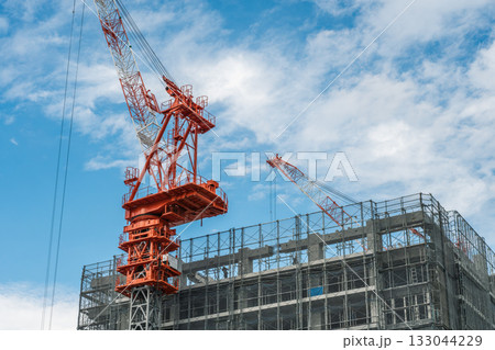 青空の建設現場とクレーン 133044229