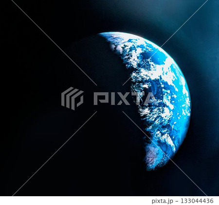 宇宙の闇に浮かぶ地球 青い海と白い雲、影に覆われた半球のクローズアップ 133044436