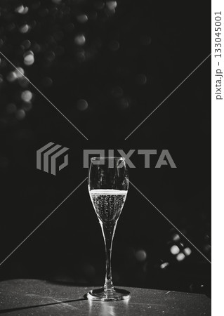 Black and White Champagne Glass with Bubbles Black and White Champagne Glass with Bubbles 133045001