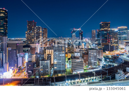 大阪福島駅周辺から北側（中津・梅田）方面を見る　夜景 133045061