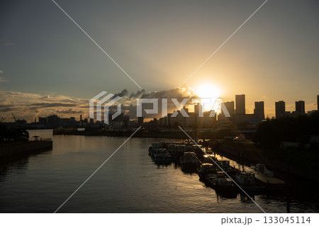 夕陽に照らされる砂町大橋から見た東京湾岸江東区の新砂埋立地、 夕陽に照らされる砂町大橋から見た東京湾岸江東区の新砂埋立地、 133045114
