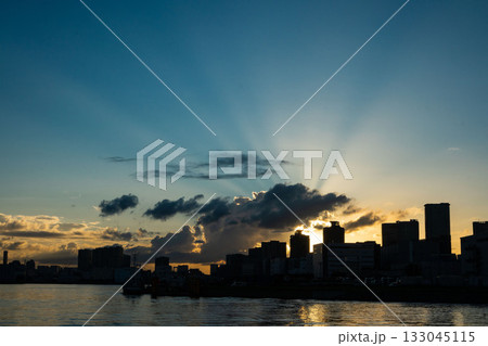 夕陽に照らされる砂町大橋から見た東京湾岸江東区の新砂埋立地、 133045115