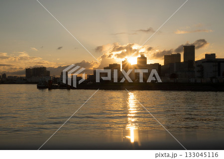 夕陽に照らされる砂町大橋から見た東京湾岸江東区の新砂埋立地、 夕陽に照らされる砂町大橋から見た東京湾岸江東区の新砂埋立地、 133045116