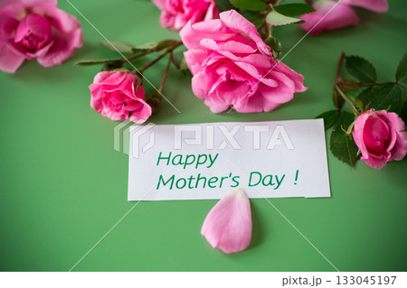 Flower arrangement with roses with gratitude, on a green background Flower arrangement with roses with gratitude, on a green background 133045197