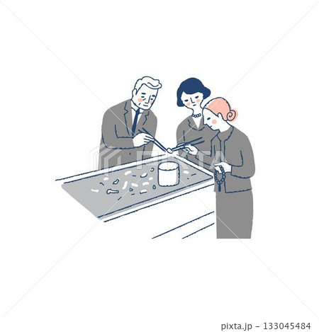 火葬後に骨上げをしている遺族 133045484