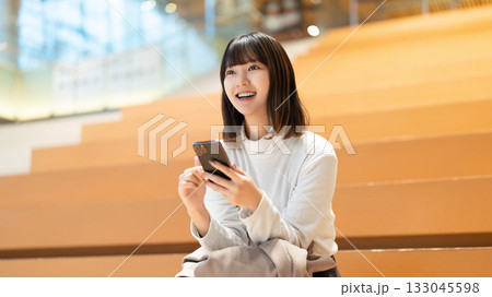 スマートフォンを使う女性・ビジネスウーマン 133045598