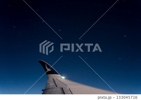 夜空の北斗七星とキャセイパシフィック航空A350のウィングレット 133045716