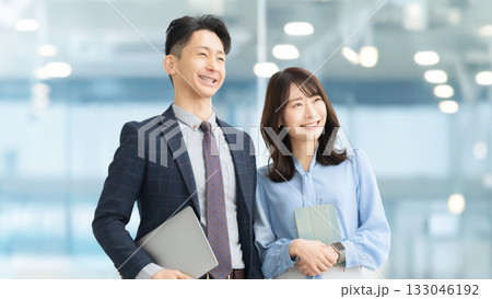 ビジネスマン男女2人のチームワークイメージ 133046192