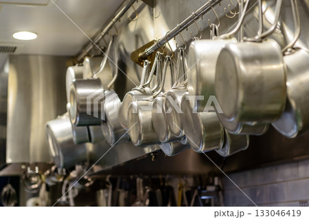 レストランの厨房に並ぶステンレス鍋　整然と吊り下げられた調理器具 133046419