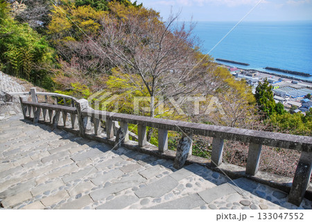 久能山東照宮の石段から望む駿河湾の絶景、青い海と歴史ある参道のパノラマ 133047552