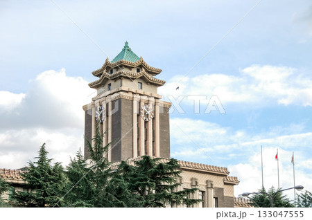 青空を背景にそびえる名古屋市役所本庁舎の時計塔、帝冠様式の美しい歴史的建造物 133047555