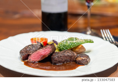 赤ワインソースの鹿肉ステーキ　彩り野菜を添えたジビエ料理 133047583