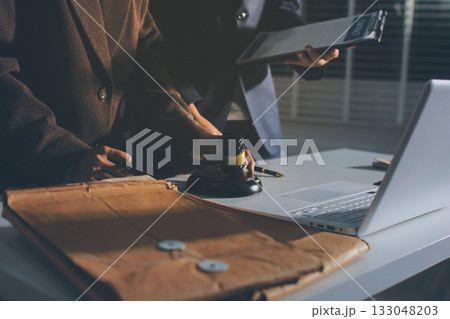 Lawyer explained to the client about the law that must be brought against the court case. 133048203