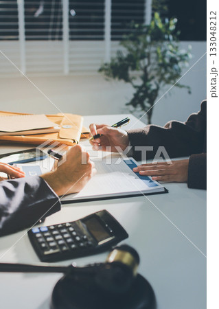 Lawyer explained to the client about the law that must be brought against the court case. 133048212