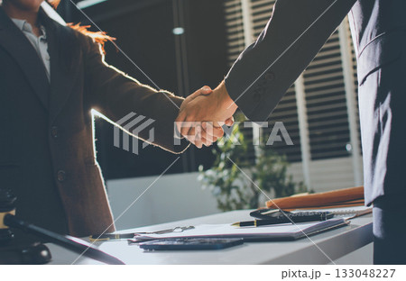 Lawyer explained to the client about the law that must be brought against the court case. 133048227