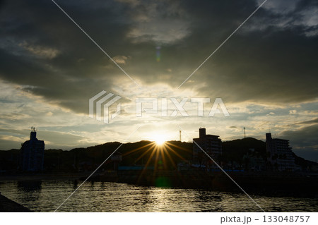 雲の切れ間から昇る朝日と内海海岸のホテル街 静かな夜明けの風景(愛知県南知多町) 雲の切れ間から昇る朝日と内海海岸のホテル街 静かな夜明けの風景(愛知県南知多町) 133048757