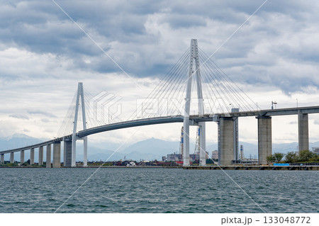 新湊観光船から望む新湊大橋と曇り空の風景 新湊観光船から望む新湊大橋と曇り空の風景 133048772