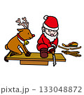 ソリを作るサンタとトナカイ 133048872