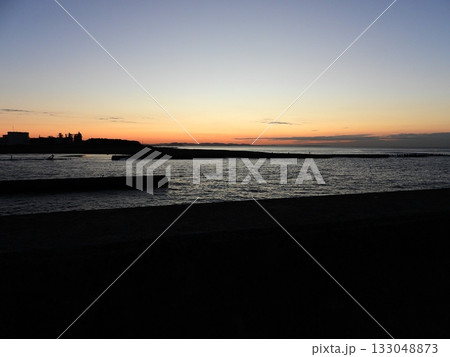 湘南海岸の美しい朝焼け　マジックアワー 133048873