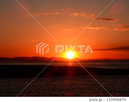 湘南海岸の美しい朝日、朝焼け　マジックアワー 133048874