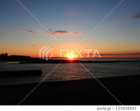 海から昇る朝日。朝焼け 133048893