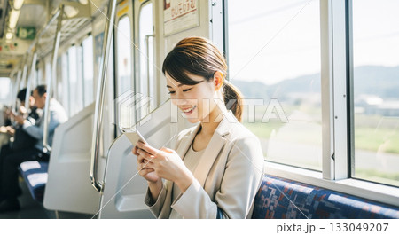 電車でスマホを操作する女性 133049207