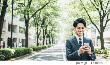 スマホを持った若いビジネスマン 133049208
