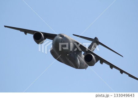 入間航空祭でデモフライトを行うC-2輸送機 133049643