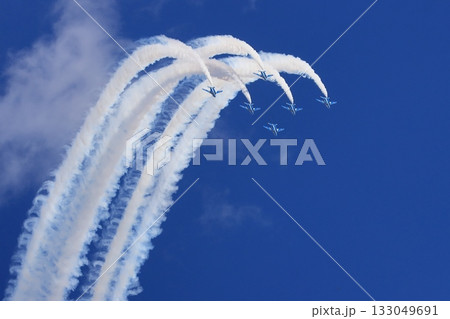 ブルーインパルスのアクロバット飛行 フェニックスループ ブルーインパルスのアクロバット飛行 フェニックスループ 133049691