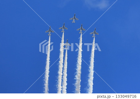 ブルーインパルスのアクロバット飛行 フェニックスループ ブルーインパルスのアクロバット飛行 フェニックスループ 133049716