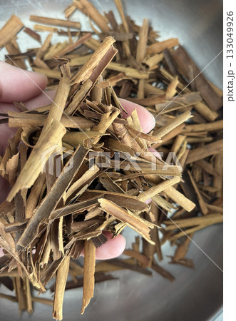 Broken Ceylon Cinnamon Textured Background, Cinnamomum Verum Bark Pieces Pattern Broken Ceylon Cinnamon Textured Background, Cinnamomum Verum Bark Pieces Pattern 133049926