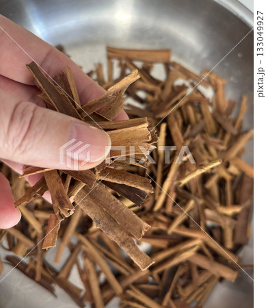 Broken Ceylon Cinnamon Textured Background, Cinnamomum Verum Bark Pieces Pattern Broken Ceylon Cinnamon Textured Background, Cinnamomum Verum Bark Pieces Pattern 133049927