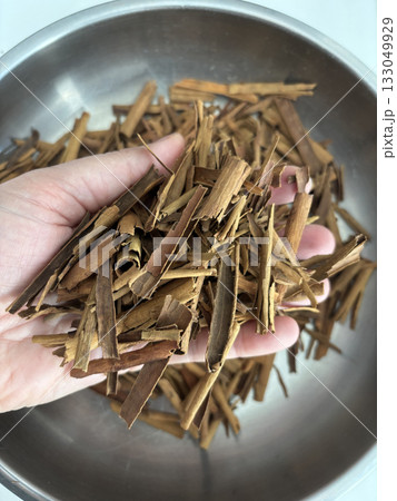 Broken Ceylon Cinnamon Textured Background, Cinnamomum Verum Bark Pieces Pattern Broken Ceylon Cinnamon Textured Background, Cinnamomum Verum Bark Pieces Pattern 133049929