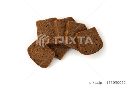 Black rye bread isolated, dark brown sliced loaf, sourdough borodinsky rugbrod square slices Black rye bread isolated, dark brown sliced loaf, sourdough borodinsky rugbrod square slices 133050022