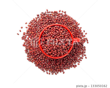 Red adzuki beans isolated, raw azuki bean pile, Vigna angularis legume seeds, dry red mung bean 133050162
