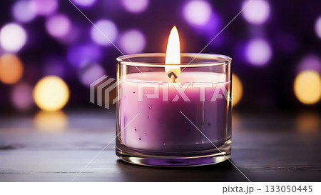 紫のアロマキャンドルの明かりと幻想的な玉ボケ背景 133050445