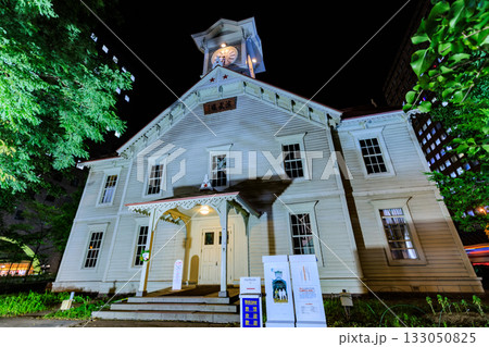 北海道　札幌市　札幌市時計台の夜景 133050825