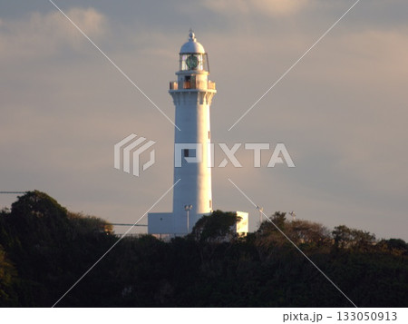 夕日に照らされる灯台 133050913