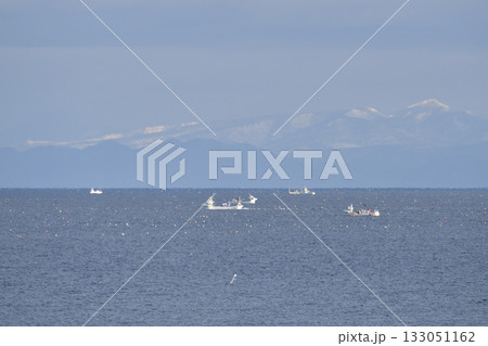 初冬の北海道八雲町で噴火湾で操業するホタテ漁船の風景を撮影 133051162