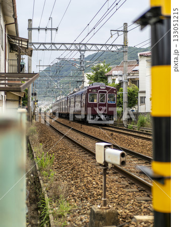 住宅街を走る電車と指さし確認をする運転士 133051215