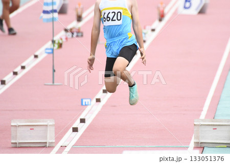 跳躍する陸上選手 跳躍する陸上選手 133051376