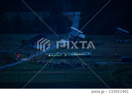 夜明けの踏切 133051401