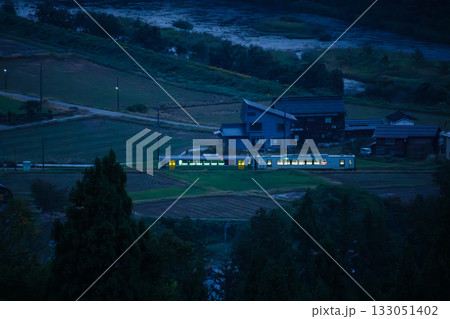 夜明けの川 133051402