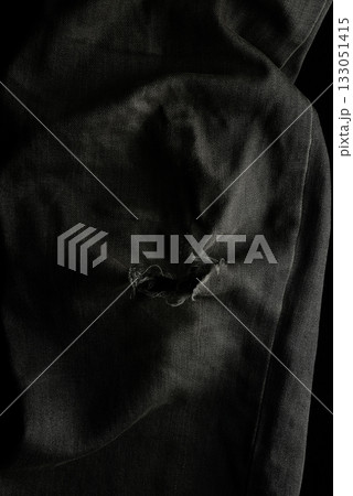 穴の開いた　ダメーブラックジーンズ　ジーンズ　 133051415