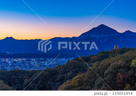 【埼玉県】紅葉が美しい秩父ミューズパーク旅立ちの丘展望台から見る、秩父の街並み 日の出 【埼玉県】紅葉が美しい秩父ミューズパーク旅立ちの丘展望台から見る、秩父の街並み 日の出 133051454