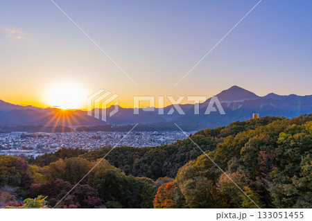 【埼玉県】紅葉が美しい秩父ミューズパーク旅立ちの丘展望台から見る、秩父の街並み 日の出 【埼玉県】紅葉が美しい秩父ミューズパーク旅立ちの丘展望台から見る、秩父の街並み 日の出 133051455