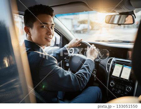 アジア人の若い男性タクシー乗務員 133051550