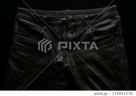 穴の空いたブラックジーンズ 133051576