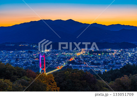 【埼玉県】紅葉が美しい秩父ミューズパーク旅立ちの丘・展望台から見る秩父の街並み　日の出 133051709